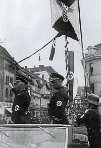 Heinrich Himmler, der oberste Führer der SS, besuchte am 5. Mai 1934 Göttingen und nahm auf dem Marktplatz eine Parade ab