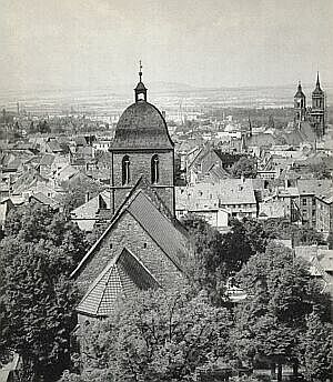 Göttingen vom Westen mit St. Albani-Kirche (vorne) und St. Johannis-Kirche (hinten rechts)