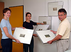 Vorbereitung der Ausstellung.
(v.l.) Camille Motte und Lara Albrecht, Praktikantinnen, Dr. Ernst Böhme, Archivleiter
