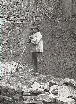 1905. Bauarbeiter beim Abbruch der "inneren Stadtmauer" auf dem Grundstück Jüdenstr. 40