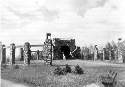 Der Bismarckstein wurde 1903 eingeweiht. Die kreisförmige Pfeilereinfassung ist heute entfernt