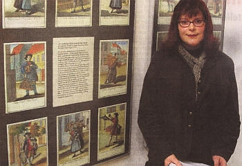 Archivarin Ulrike Ehbrecht prsentiert die neue Ausstellung