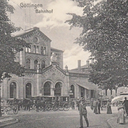 Bahnhofsgebäude mit Uhr
