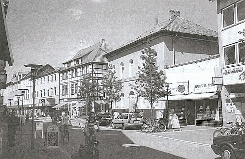 Fassade des Lünemann-Areals, Kurze-Geismar-Str, mit dem Pächterwohnhaus des Walkenrieder Schäferhofes (1838/39, Rundbogenstil)