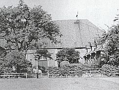 Rückansicht des Universitäts-Reitstalls