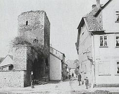 Wehrturm und Reste der vor 1250 errichteten Stadtmauer in der Turmstraße. Aufnahme 1893.