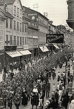 Ausziehende Soldaten in der Weender Straße